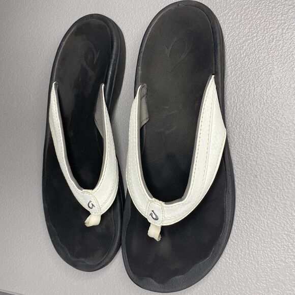 OLUKAI Leather Flip Flop Sandals Womens 8 White Black Soles Comfort Casual - Picture 3 of 5